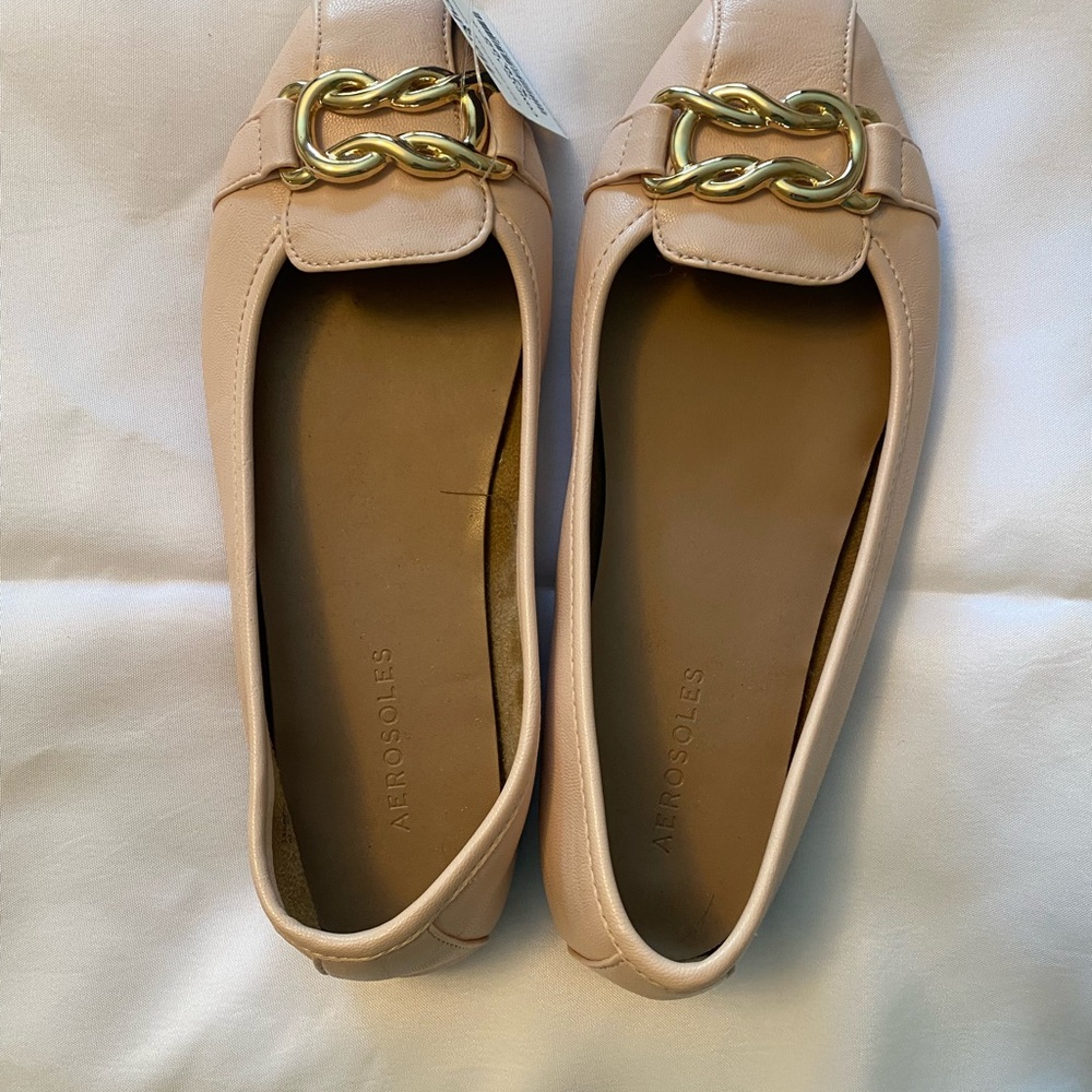 AEROSOLES Women's Cream Loafers with Gold Chain